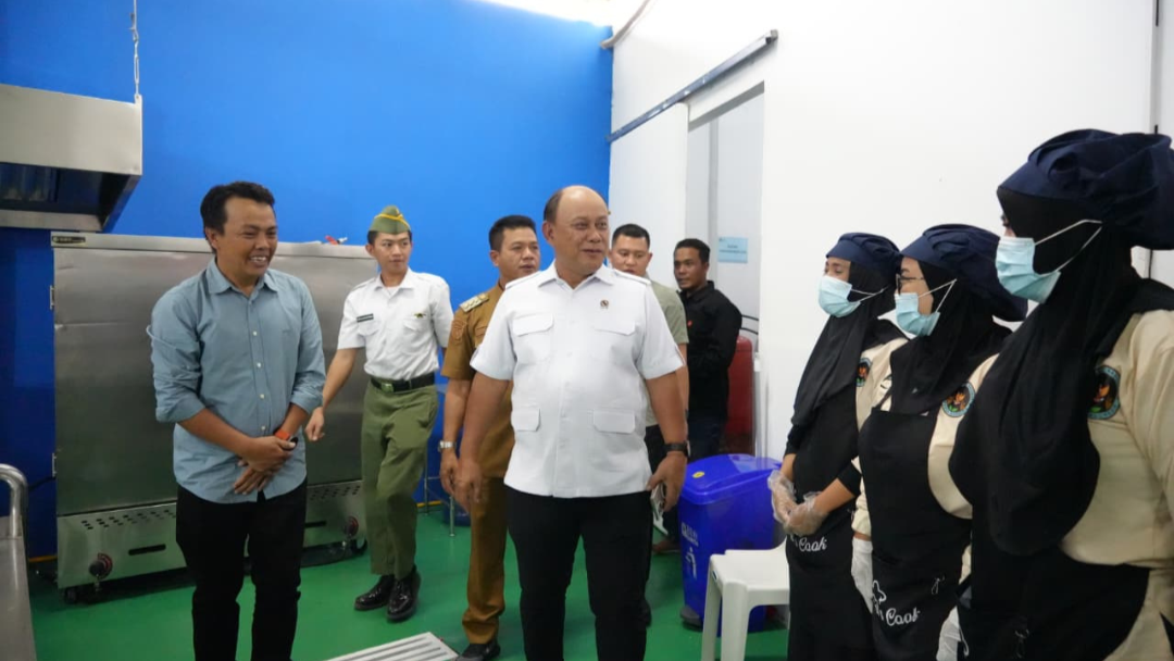 Dorong Ekonomi Rakyat melalui MBG, Kepala BGN Banda Aceh Pantau SPPG di Bandung